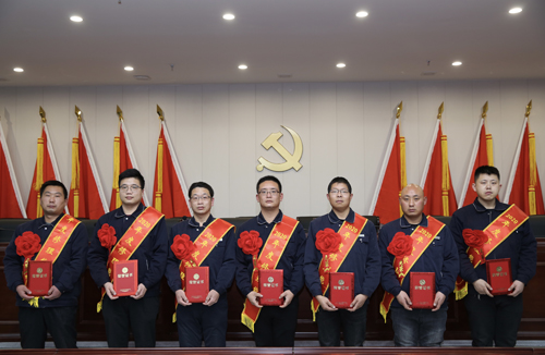 0206 修理能手從左至右依次為 邵冠峰、王寶玉、潘春樂、李龍、許特斯、韓利杰、寇增亮.jpg