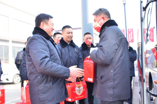 進(jìn)站點(diǎn)！集團(tuán)領(lǐng)導(dǎo)與一線職工共度新春