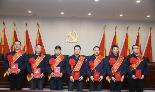 0202  標(biāo)兵從左至右依次為 苗田、尤建鵬、劉德斌、褚聰偉、王占峰、解偉強(qiáng)、馬群藝.jpg